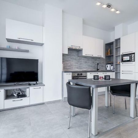 Bpr Chic White Home With Terrace & A/C & Garage ブダペスト エクステリア 写真