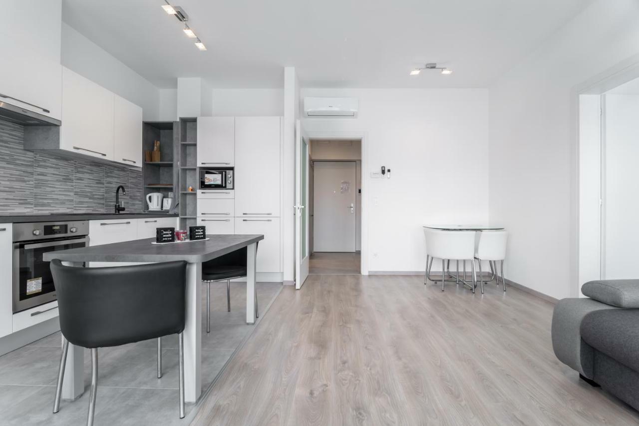 Bpr Chic White Home With Terrace & A/C & Garage ブダペスト エクステリア 写真